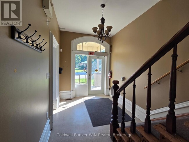 Photo - 135 Fergus St S