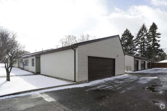 Photo - Henry Courts