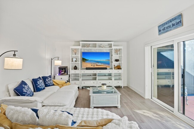 Photo - 5888 SE Riverboat Dr