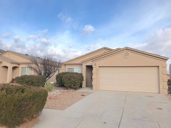 Photo - Ventana Ranch 3 bedroom. Newer Flooring! No Carpet. Huge open living space. Great location.