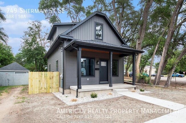 Building Photo - 749 Sherman St SE