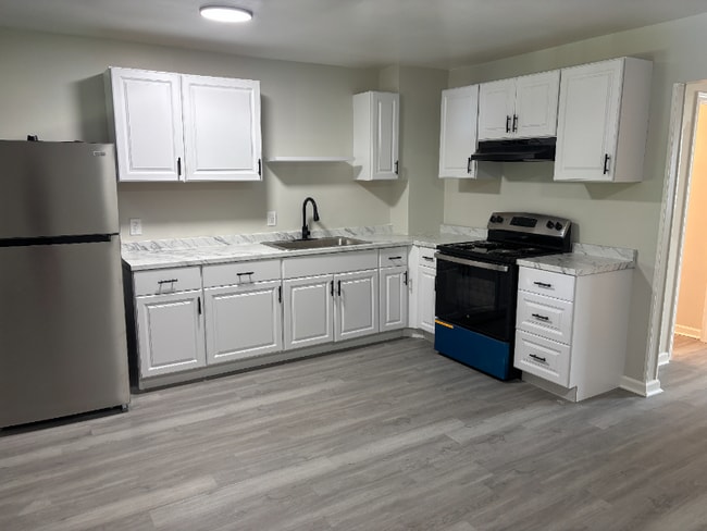 Building Photo - 2-4-4 N Liberty Ave Rental
