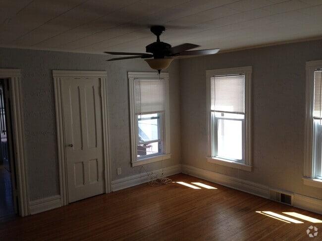 Building Photo - 267 Sanford St Unit Upstairs Rental