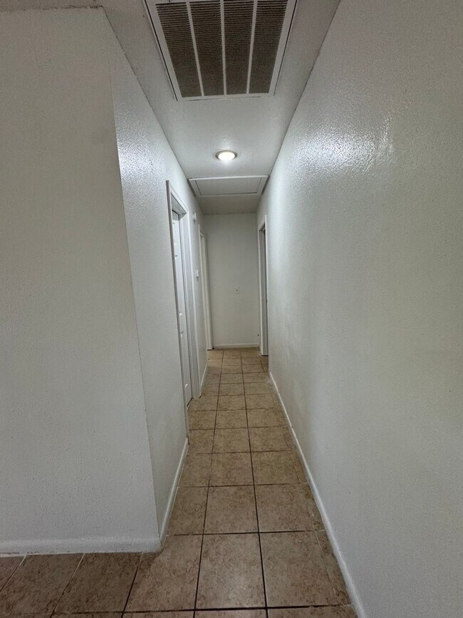 Photo - Roselle Ave Unidad 1128