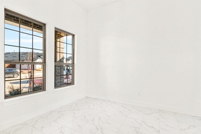 Photo - 2414 Thavie St