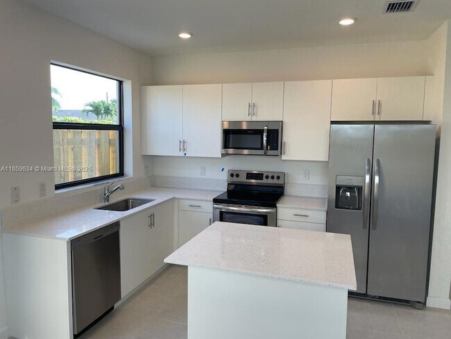 Photo - 945 NE 211th St