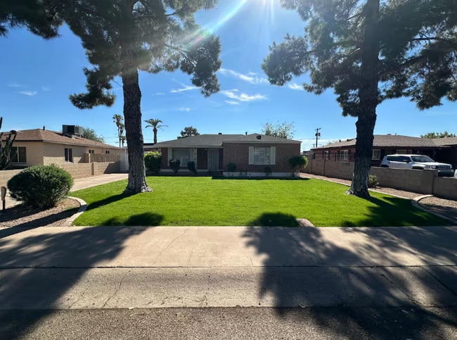 Spacious 2 Bed / 2 Bath Main-Floor Home in Phoenix, AZ