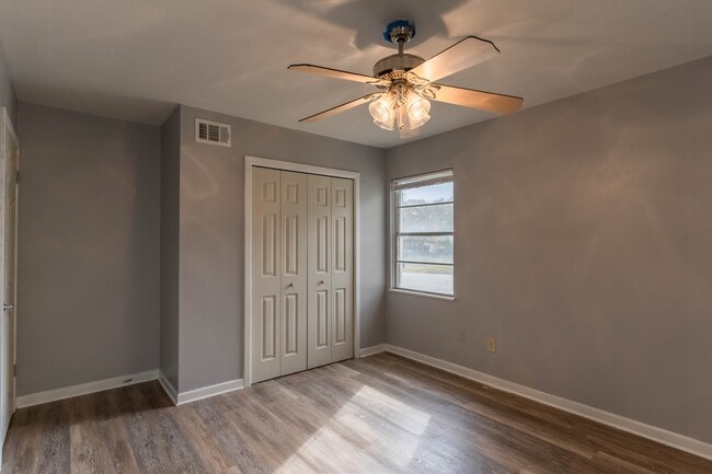 Dormitorio principal - 1800 Hilltop Dr