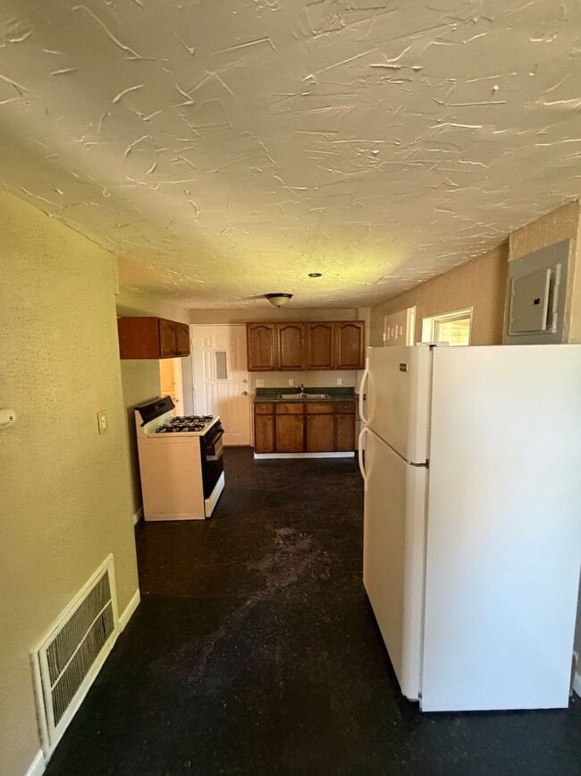 Building Photo - 2344 East Ave Unit 2344 East Ave #3
