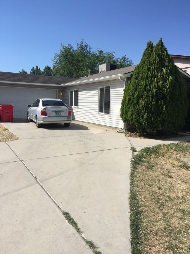 Building Photo - 2912 Dawn Dr Unit B