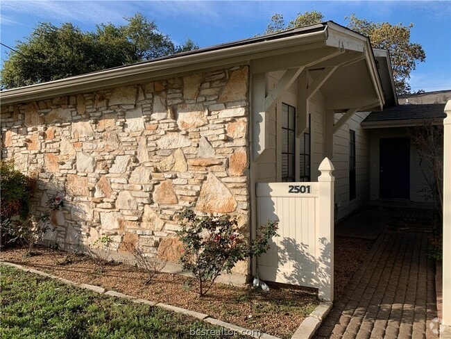 Building Photo - 2501 Longmire Dr Rental