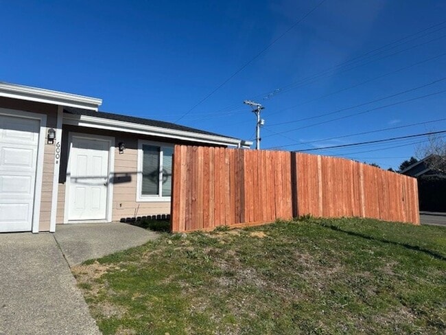 Building Photo - 600 Easy St