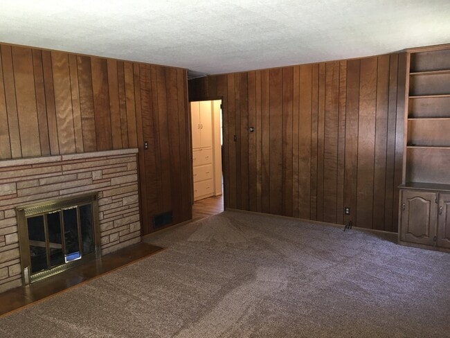 Photo - 4 bed - 2 bath Charming single family home walking distance to everything!
