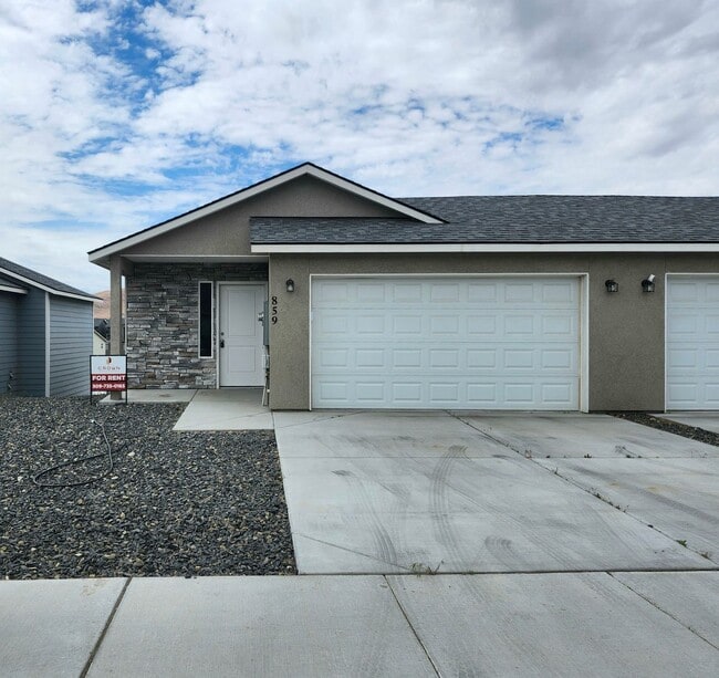 Building Photo - 3 bedrooms, 2.5 Baths w/Amazing Sunset Views!