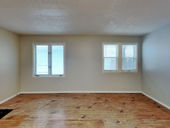 Photo - 1856 Clear Ave E