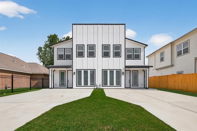 Building Photo - 5027 Willow Glen Dr