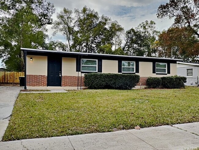 Building Photo - 2318 Burpee Dr W