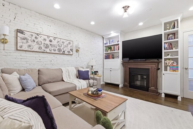 Building Photo - 245 W Fifth St Unit 4