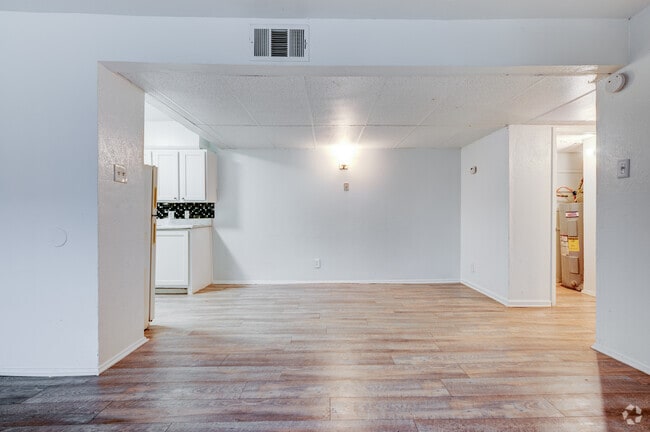 2BR, 1BA - 850SF - Dining Area
