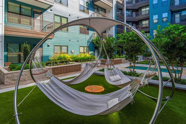 PearlWashington_ext_courtyard-2