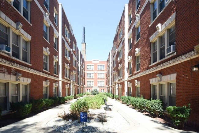 Building Photo - 516 W Surf St Unit J08W
