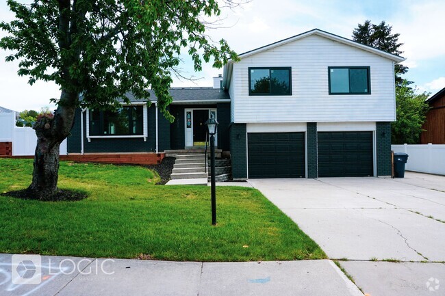 Building Photo - Gorgeous Home in Sandy!