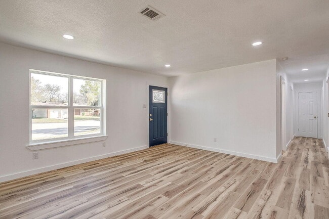 Photo - 521 Mesquite Ave N