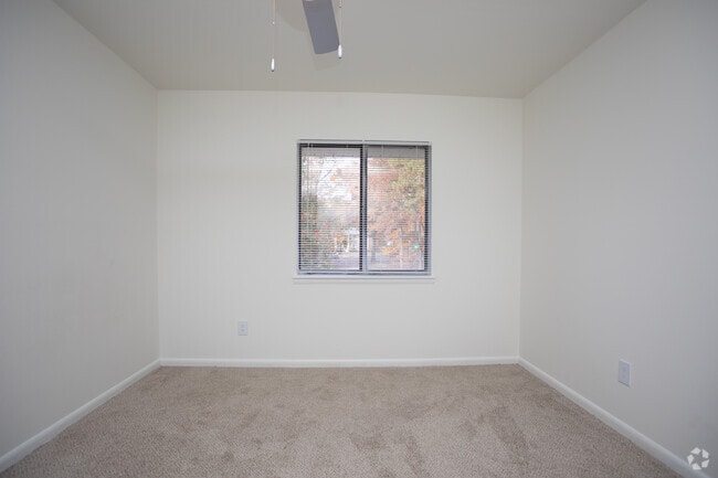 2BR, 1BA - 836SF - Dormitorio principal - Lynnwood