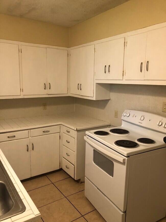 Mucho espacio en los gabinetes - 2510 N Rose St