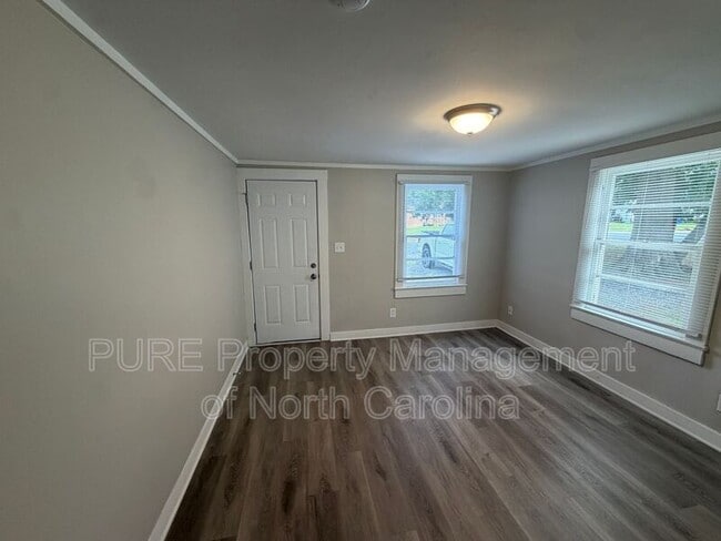 Photo - 930 Dixie St
