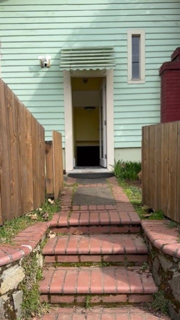 Entrada privada con portón - 3405 NE Ainsworth St