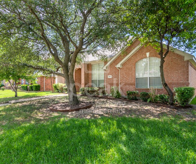Photo - $2600! Beautiful 3 Bed, 2 Bath home in desirable PLANO! Tour Now!