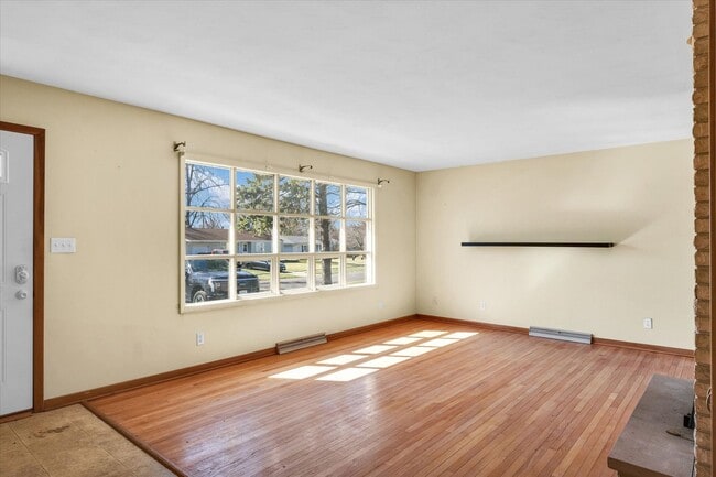 Photo - 220 Ivanhoe Way