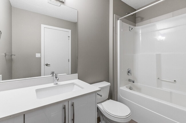Photo - 1631 Hammond Cres NW Unit 19