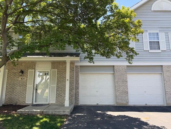 Building Photo - 101 S Oakhurst Dr