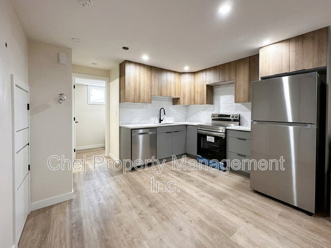 Photo - 14807-14899 99 Ave NW