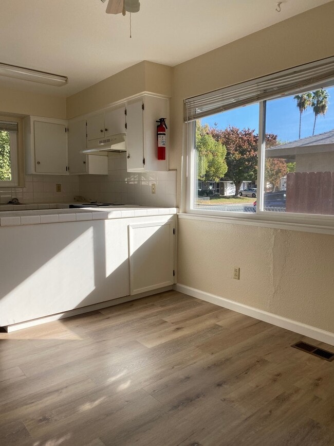 Photo - Super clean! 2 Bdrm, 1 Bath duplex off Oak Avenue