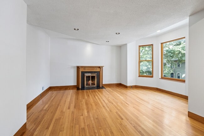 Charming Vintage Second Floor Duplex with In-Unit Laundry in Heart of Oak Park