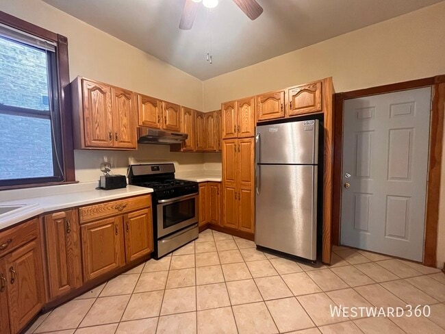 Photo - 3110 N Kenmore Ave Unit 2