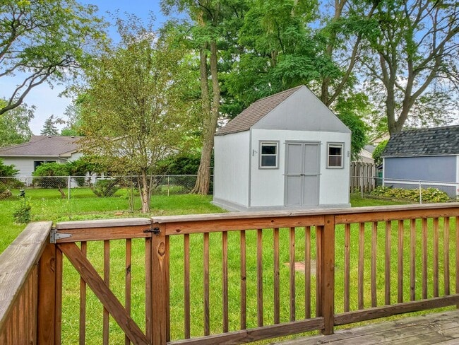 Photo - 720 Country Ln S