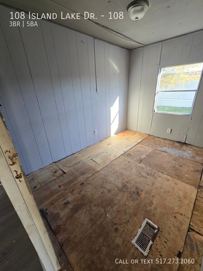 Photo - 108 Island Lake Dr