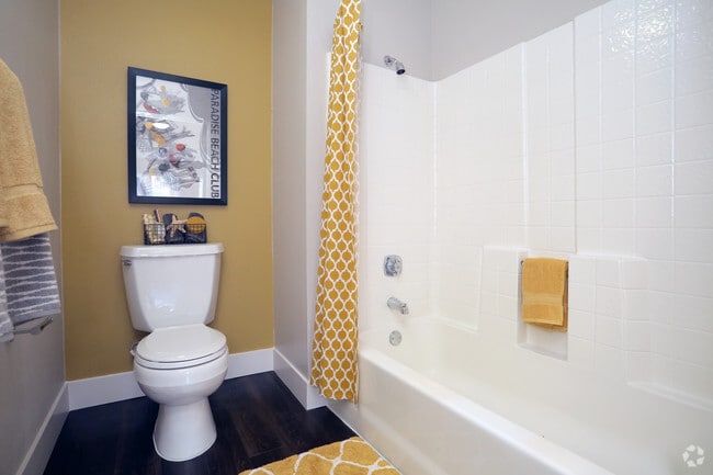 2BR, 2BA - 963SF