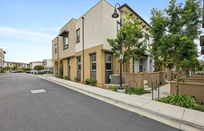 Building Photo - 4 Bedroom TownHome in the Skyline Community