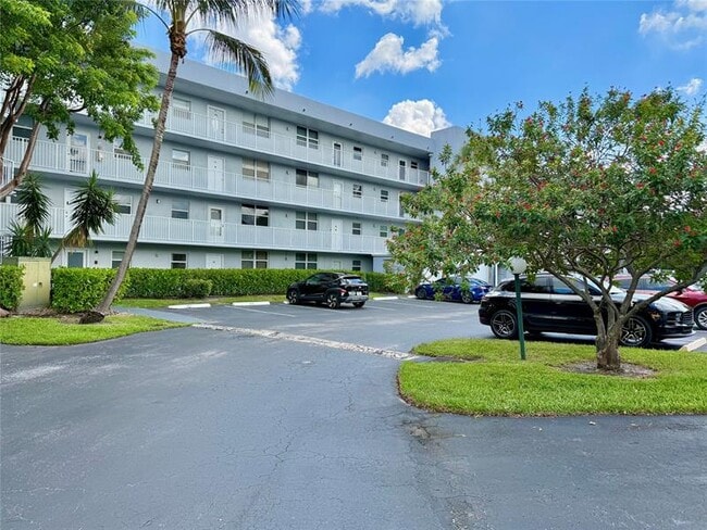 Building Photo - 114 Royal Pk Dr Unit 3A Rental