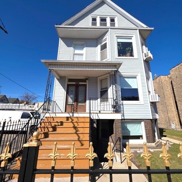 Building Photo - 3818 W Diversey Ave Unit 2