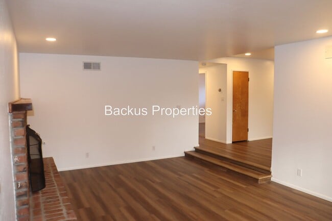 738 Carmelita Dr