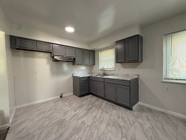 Photo - 19627 Algonac St