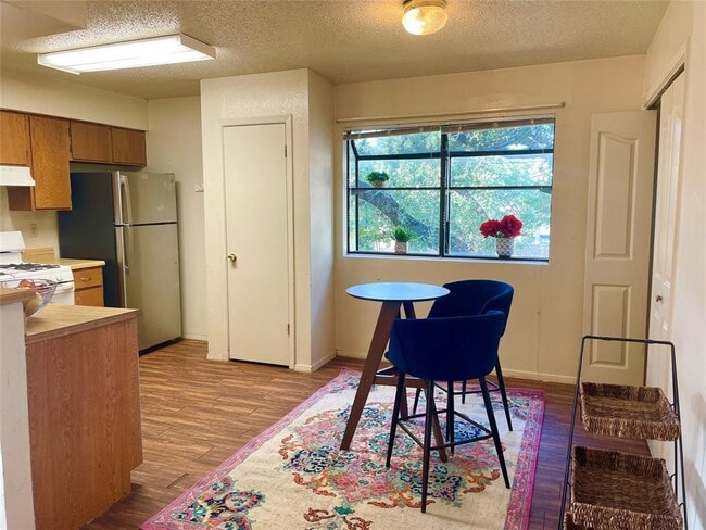 Photo - 402 Hedgewood Dr