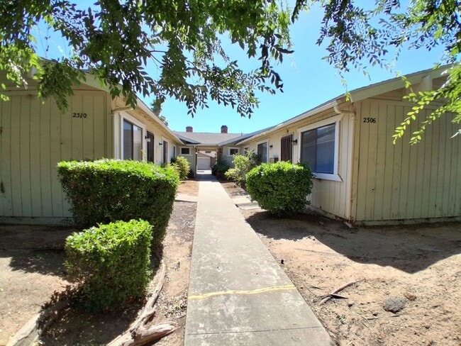 Building Photo - 2306 N Fruit Ave Unit 101