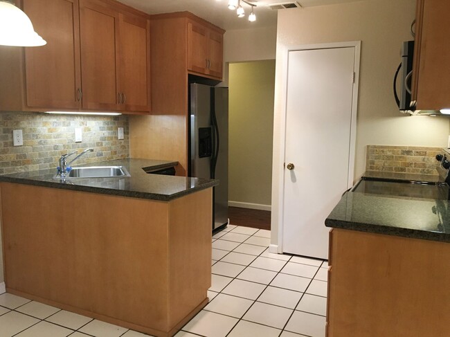 Building Photo - Charming 2 Bed 2 Bath Condo in Downtown San Jose! Ready for move in NOW!
